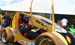 O carro possui dois painéis laterais feitos com ca