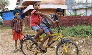 O garoto também ensinou as crianças a pedalar