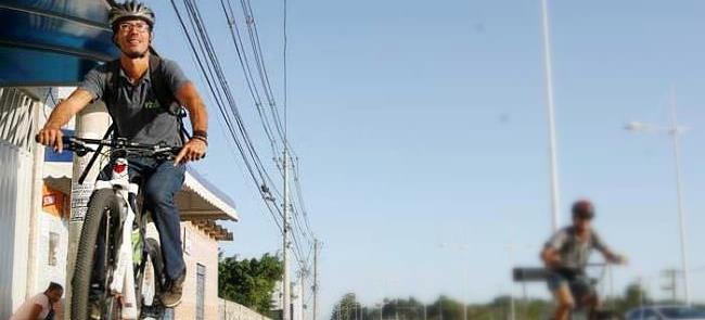 O mecânico Neto Câmara pedala todos os dias até o