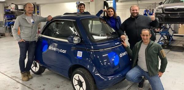 O Microlino com a equipe suíça da Drivemycar