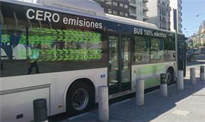 O ônibus elétrico K9 estacionado em uma rua centra