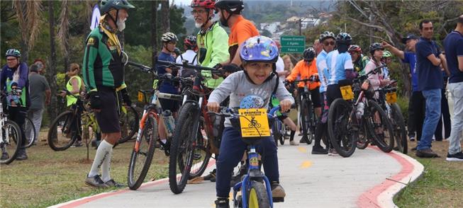 O pequeno Benjamin, de 3,5 anos, pedala na nova ci