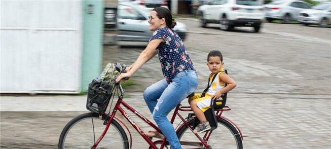 O prazer de pedalar poderia ser o título desta fot