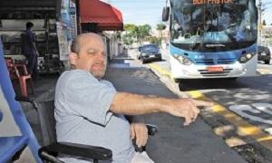 O professor José Carlos percebe que muitos ônibus