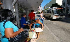 O reajuste da tarifa de ônibus no Recife é feito p