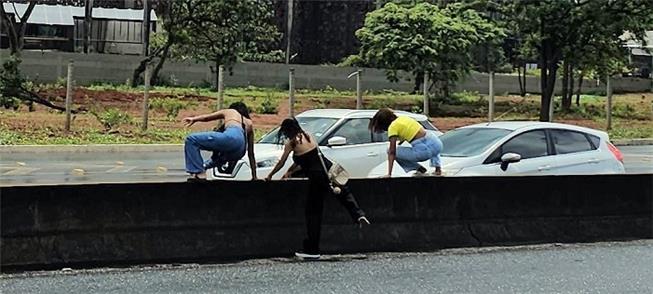 O sufoco de ter que pular muretas para chegar do o