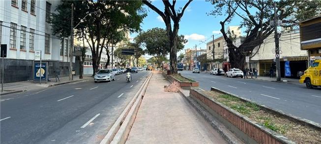 Obra da ciclovia da Augusto de Lima (Barro Preto)