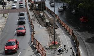 Obra de faixa exclusiva para bikes em canteiro cen