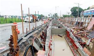 Obra de uma estação do Transoeste na Estrada da Pe