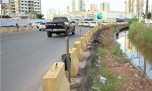 Obras paradas desde 2014 e pedestres sem calçadas