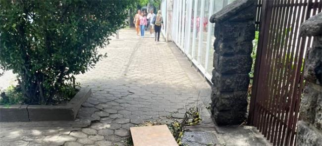 Obstáculos no caminho do pedestre, na cidade do Ri