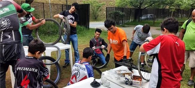 Oficina de manutenção de bikes, em Cidade Tiradent