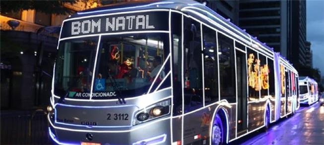 Ônibus  urbano decorado para as festividades do Na