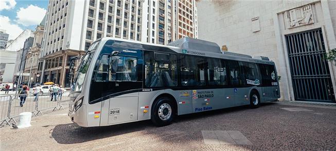 Ônibus a bateria na sede da prefeitura de São Paul