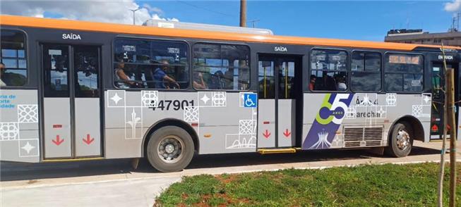 Ônibus adesivado com logo que celebra os 65 anos d