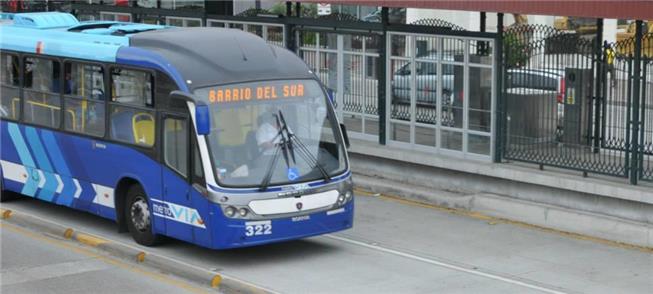 Ônibus articulado chega a parada do Metrovia
