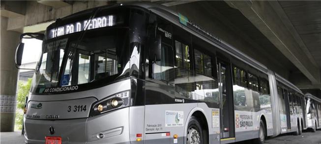 Ônibus articulado com motor diesel em terminal de