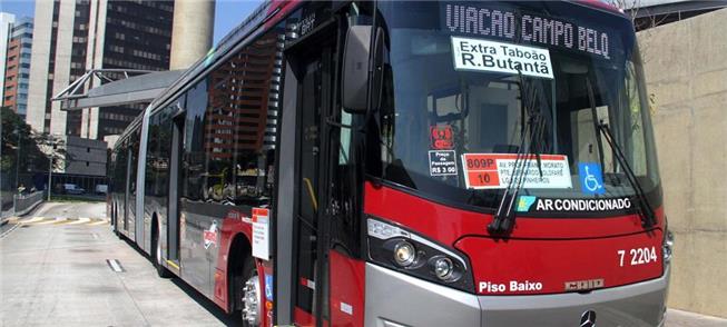 Ônibus articulado no Terminal Pinheiros, em São Pa