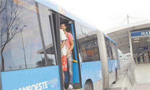 Ônibus articulado parte da estação de Mato Alto su