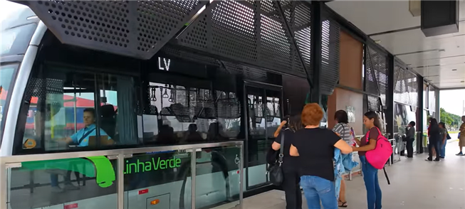 Ônibus articulado (VLP) chega a estação da Linha V