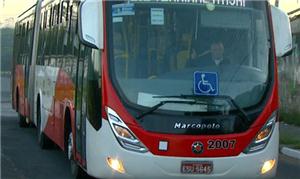Ônibus BRT circula entre o trânsito convencional e