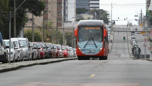 Ônibus circula em Curitiba durante a pandemia