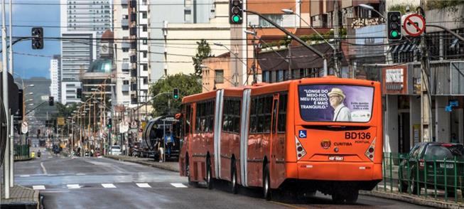 Ônibus circula em rua de Curitiba