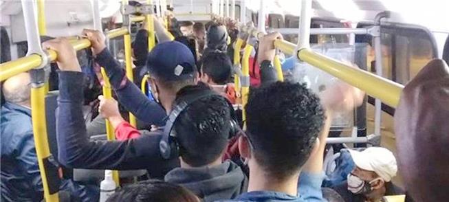 Ônibus circula lotado em São Paulo