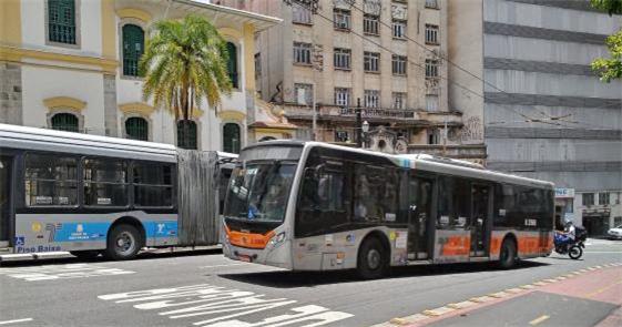 Ônibus circulando no Largo São Francisco, Centro d