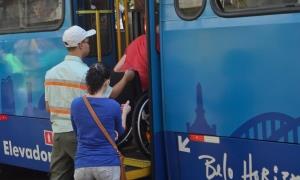 Ônibus com rampa para cadeira de rodas em BH