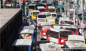 Ônibus congestionam terminal Dom Pedro, no centro