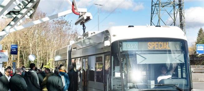 Ônibus criado em Genebra durante carregamento no p