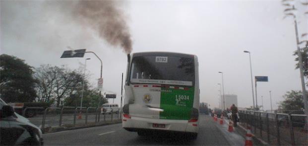 Ônibus diesel emite fumaça preta em São Paulo