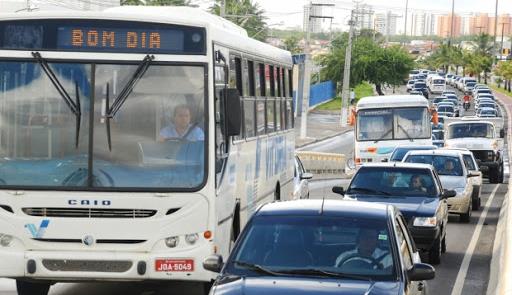 Ônibus disputa espaço com carros em rua de Aracaju