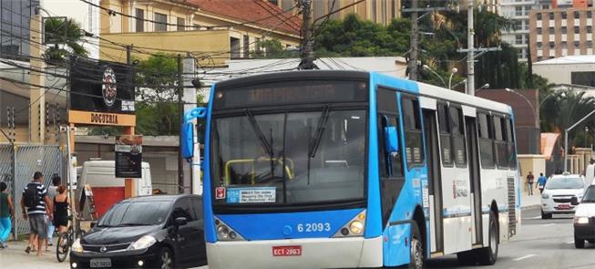 Ônibus dividem espaço com carros em SP e perdem ve