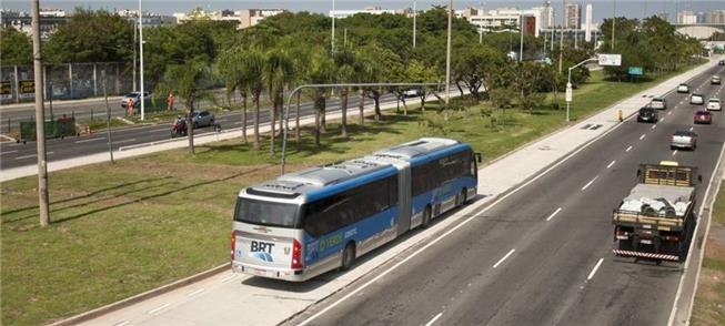 Ônibus do BRT circula  na região da Barra