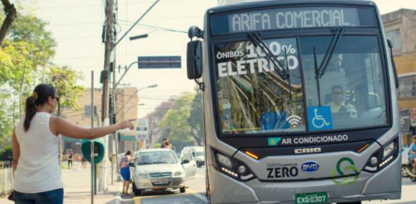 Ônibus elétrico chega ao ponto: tarifa zero para e