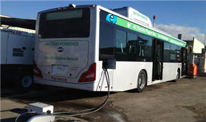 Ônibus elétrico é abastecido em garagem de empresa