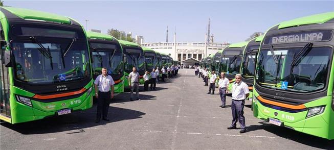 Ônibus elétricos apresentados na Pça. Charles Mill