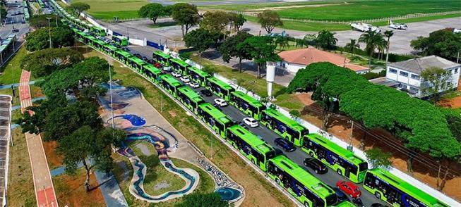 Ônibus elétricos durante cortejo na Av. Santos Dum