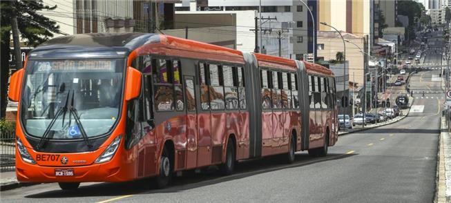 Ônibus em corredor de Curitiba, com tarifa de R$ 6