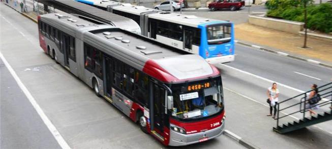 Ônibus em corredor em São Paulo