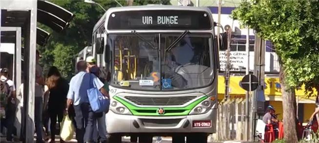 Ônibus em Maringá: prefeitura reduziu tarifa para