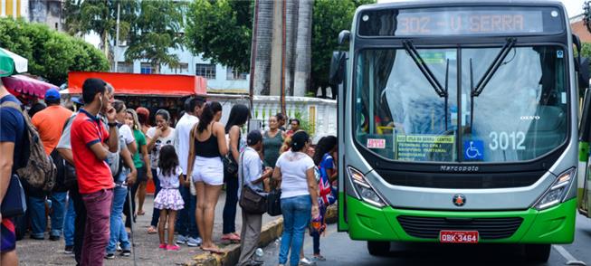 Ônibus em parada, no horário de pico