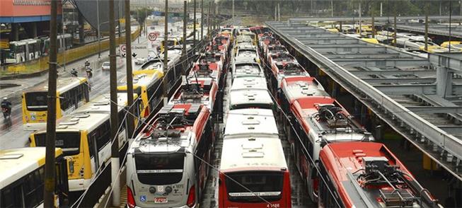 Ônibus em terminal de São Paulo