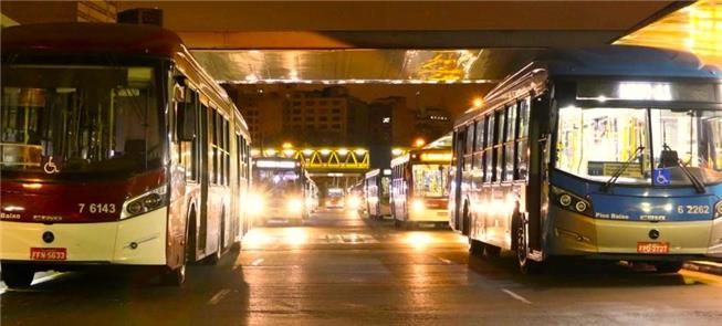 Ônibus em terminal de SP durante a madrugada