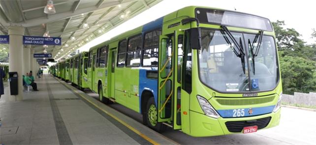Ônibus em terminal de Teresina: gratuidade anuncia