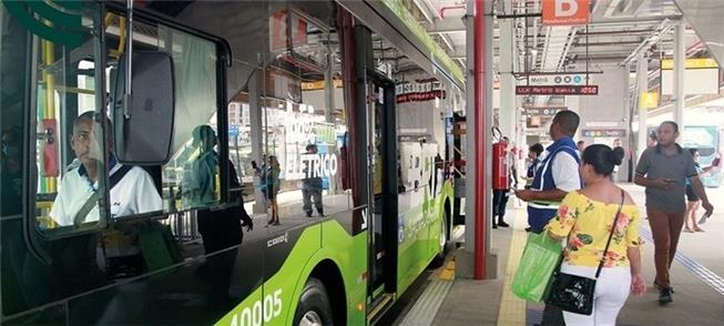 Ônibus em terminal urbano de São Paulo: tarifa zer