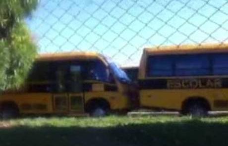 Ônibus escolares estão parados em garagem de uma e