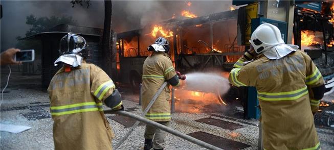 Ônibus incendiado em 2017 no Rio de Janeiro